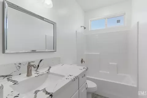 Bath - 20381 Pinon Canyon Dr, Tehachapi, CA 93561 photo 1 of 4