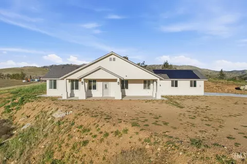 Exterior - 20381 Pinon Canyon Dr, Tehachapi, CA 93561 photo 4 of 5