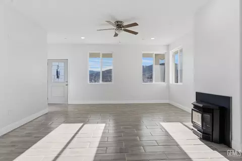Living - 20381 Pinon Canyon Dr, Tehachapi, CA 93561 photo 4 of 5