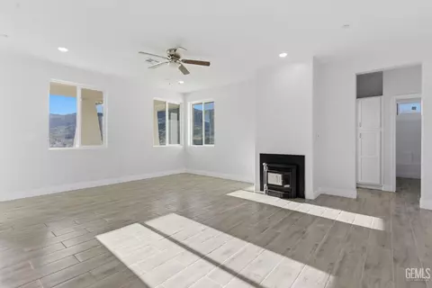 Living - 20381 Pinon Canyon Dr, Tehachapi, CA 93561 photo 5 of 5