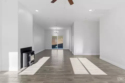 Living - 20381 Pinon Canyon Dr, Tehachapi, CA 93561 photo 3 of 5