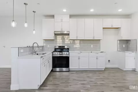 Kitchen - 20381 Pinon Canyon Dr, Tehachapi, CA 93561 photo 2 of 2
