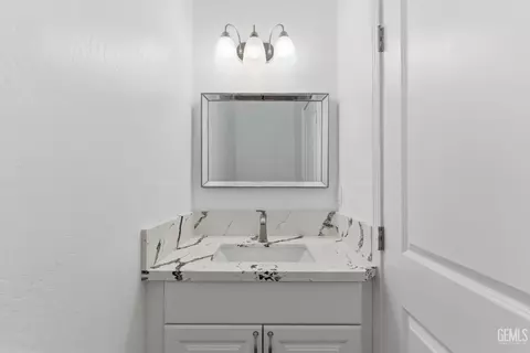 Bath - 20381 Pinon Canyon Dr, Tehachapi, CA 93561 photo 2 of 4