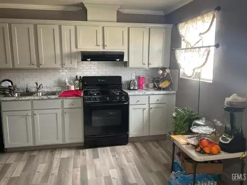 301 Walker St, Arvin, CA 93203 photo 3