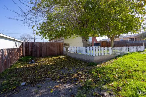 Exterior - 408 Naylor Ave, Taft, CA 93268 photo 4 of 10