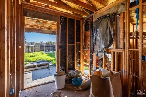 Entry Way - 408 Naylor Ave, Taft, CA 93268 photo 6 of 7