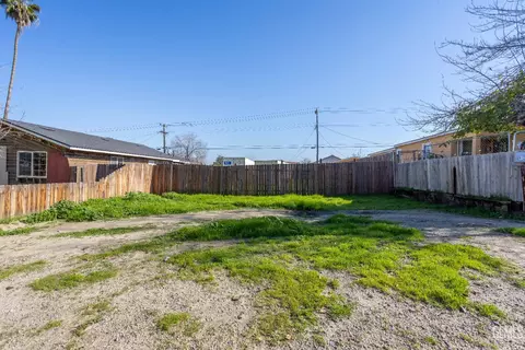 Exterior - 408 Naylor Ave, Taft, CA 93268 photo 6 of 10