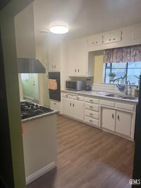 Kitchen - 5928 Wright Ave, Bakersfield, CA 93308 photo 1 of 3