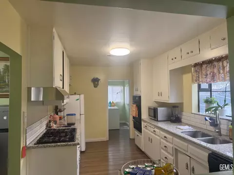 Kitchen - 5928 Wright Ave, Bakersfield, CA 93308 photo 3 of 3