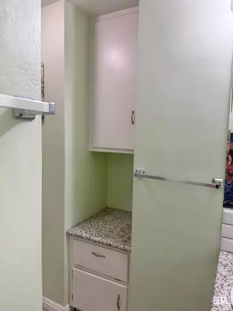 Bath - 5928 Wright Ave, Bakersfield, CA 93308 photo 5 of 6