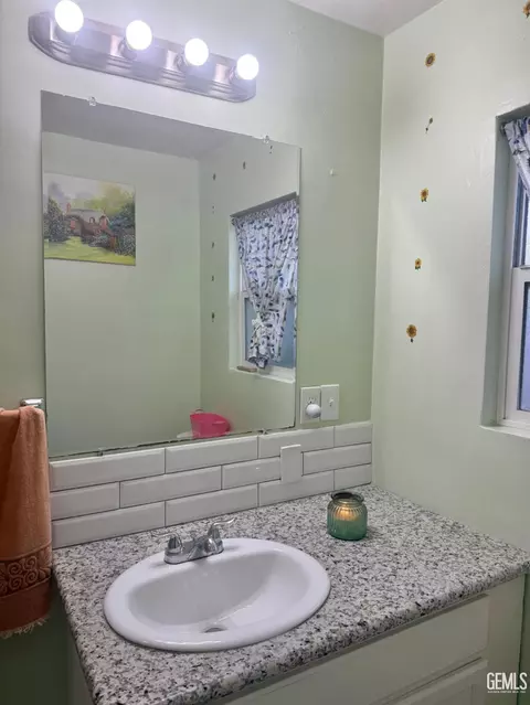 Bath - 5928 Wright Ave, Bakersfield, CA 93308 photo 4 of 6