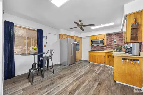 Kitchen - 217 Suzanne Ln, Taft, CA 93268 photo 2 of 6