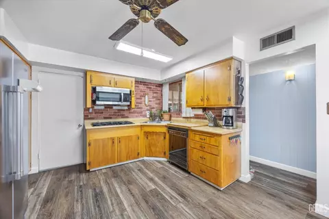 Kitchen - 217 Suzanne Ln, Taft, CA 93268 photo 5 of 6