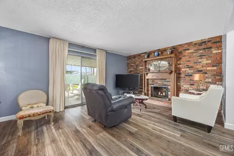 Living - 217 Suzanne Ln, Taft, CA 93268 photo 1 of 5
