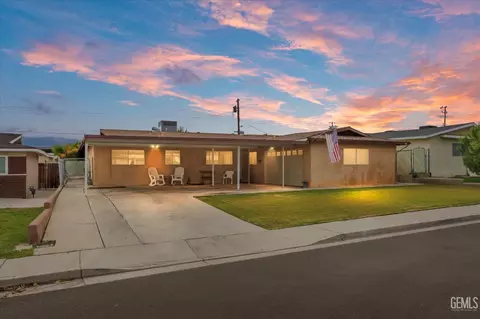 Exterior - 217 Suzanne Ln, Taft, CA 93268 photo 2 of 11