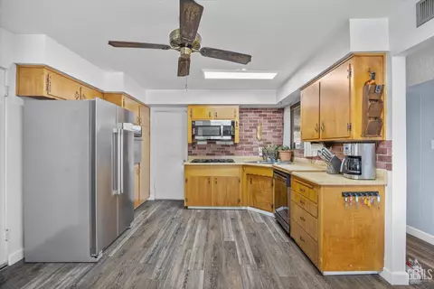 Kitchen - 217 Suzanne Ln, Taft, CA 93268 photo 4 of 6