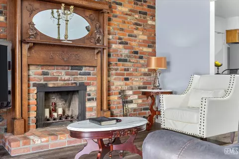 Living - 217 Suzanne Ln, Taft, CA 93268 photo 4 of 5