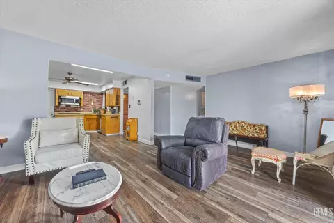 Living - 217 Suzanne Ln, Taft, CA 93268 photo 5 of 5