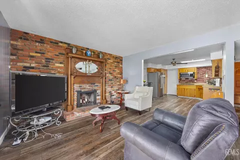Living - 217 Suzanne Ln, Taft, CA 93268 photo 3 of 5