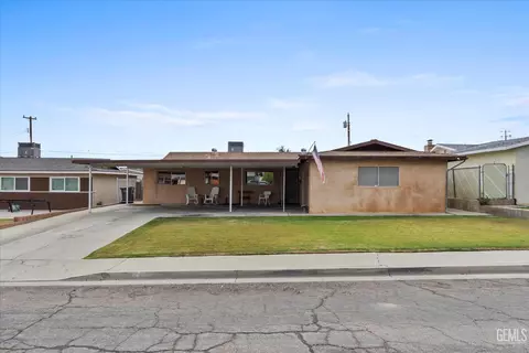 Exterior - 217 Suzanne Ln, Taft, CA 93268 photo 5 of 11