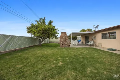 Exterior - 217 Suzanne Ln, Taft, CA 93268 photo 10 of 11