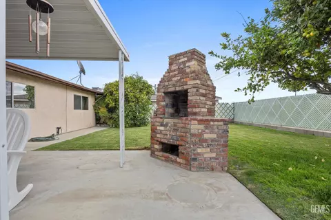 Exterior - 217 Suzanne Ln, Taft, CA 93268 photo 9 of 11