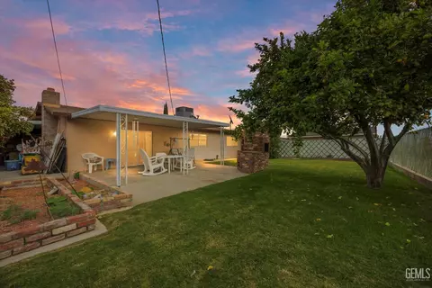Exterior - 217 Suzanne Ln, Taft, CA 93268 photo 3 of 11