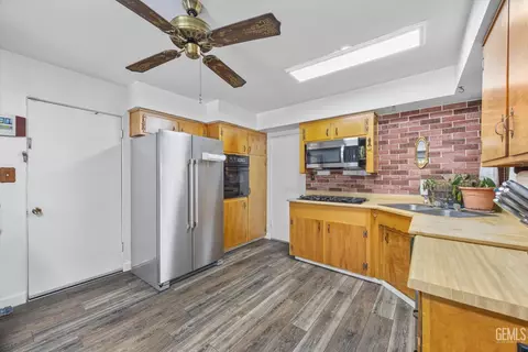 Kitchen - 217 Suzanne Ln, Taft, CA 93268 photo 3 of 6