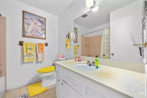 Bath - 217 Suzanne Ln, Taft, CA 93268 photo 2 of 2