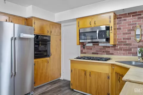 Kitchen - 217 Suzanne Ln, Taft, CA 93268 photo 6 of 6