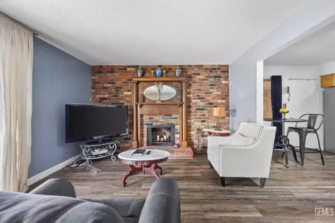 Living - 217 Suzanne Ln, Taft, CA 93268 photo 2 of 5