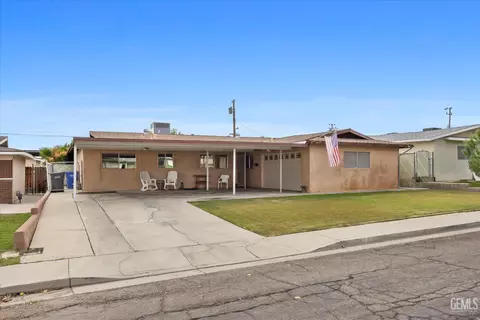 Exterior - 217 Suzanne Ln, Taft, CA 93268 photo 4 of 11
