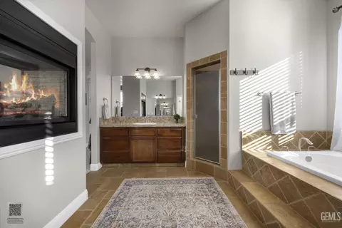 Bath - 504 Rosehaven Ln, Tehachapi, CA 93561 photo 2 of 3