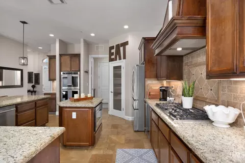 Kitchen - 504 Rosehaven Ln, Tehachapi, CA 93561 photo 5 of 7