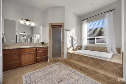 Bath - 504 Rosehaven Ln, Tehachapi, CA 93561 photo 3 of 3