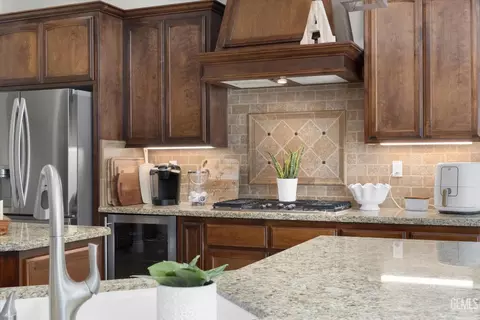 Kitchen - 504 Rosehaven Ln, Tehachapi, CA 93561 photo 6 of 7