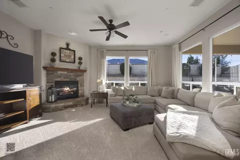 Living - 504 Rosehaven Ln, Tehachapi, CA 93561 photo 2 of 2