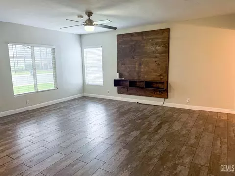 Living - 12 Wetherley Dr, Bakersfield, CA 93309 photo 2 of 5
