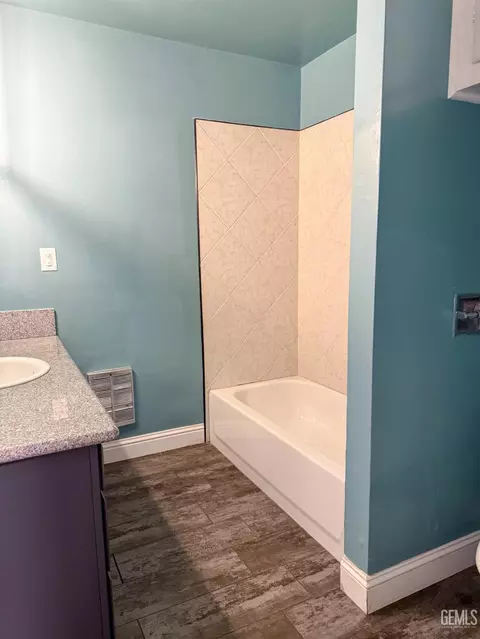 Bath - 12 Wetherley Dr, Bakersfield, CA 93309 photo 2 of 6