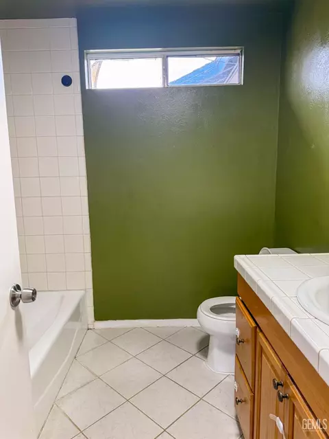 Bath - 12 Wetherley Dr, Bakersfield, CA 93309 photo 6 of 6