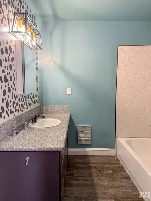 Bath - 12 Wetherley Dr, Bakersfield, CA 93309 photo 4 of 6