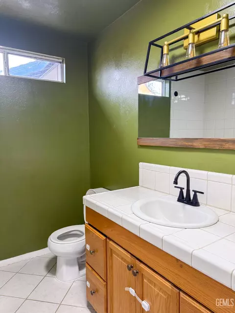 Bath - 12 Wetherley Dr, Bakersfield, CA 93309 photo 5 of 6