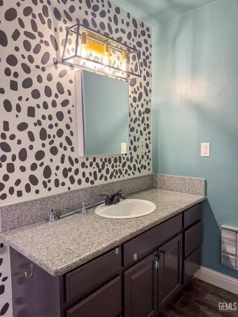Bath - 12 Wetherley Dr, Bakersfield, CA 93309 photo 3 of 6