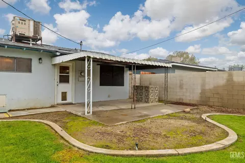 Exterior - 1106 State Ave, Shafter, CA 93263 photo 9 of 17