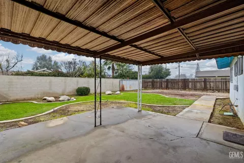 Exterior - 1106 State Ave, Shafter, CA 93263 photo 5 of 17