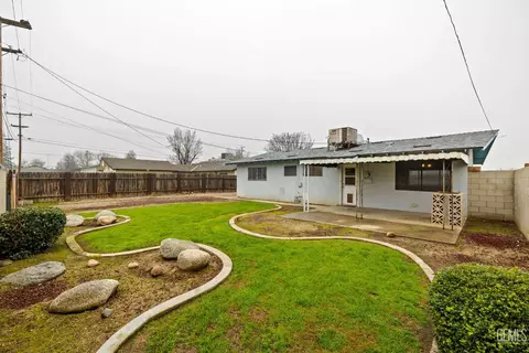 Exterior - 1106 State Ave, Shafter, CA 93263 photo 11 of 17