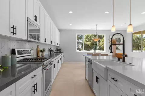Kitchen - 5804 Levanto St, Bakersfield, CA 93306 photo 5 of 6