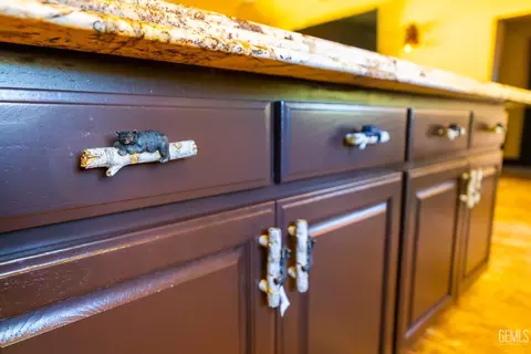 Kitchen - 19211 Walker Basin Rd, Caliente, CA 93518 photo 3 of 4