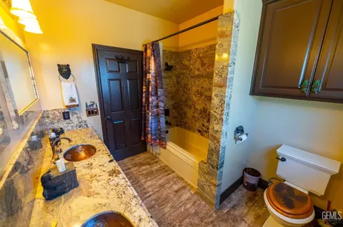 Bath - 19211 Walker Basin Rd, Caliente, CA 93518 photo 3 of 6