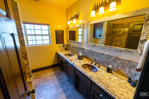 Bath - 19211 Walker Basin Rd, Caliente, CA 93518 photo 1 of 6